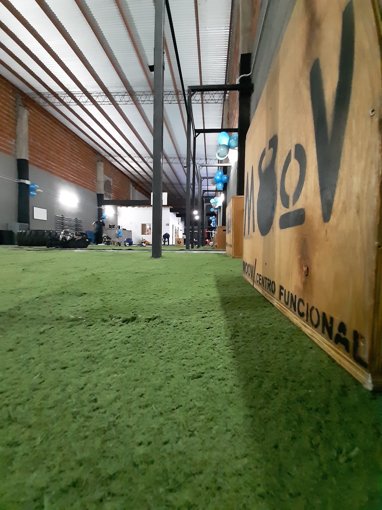 Pista de césped sintético y zona de fuerza en Moov